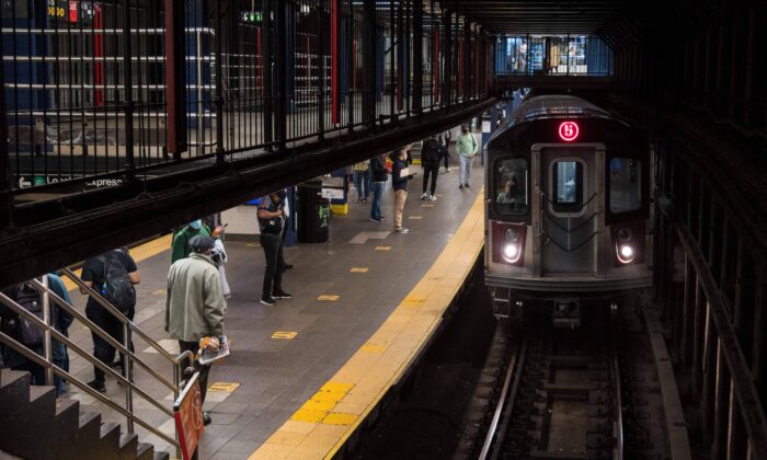 Un tren subterráneo llega a una estación en la ciudad de Nueva York, el 17 de mayo de 2021. (Angela Weiss/AFP vía Getty Images)