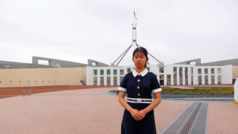 Leah Guo en el exterior de Parlaiment House en Canberra, Australia, en abril de 2023. (Cortesía de Richard Szabo)