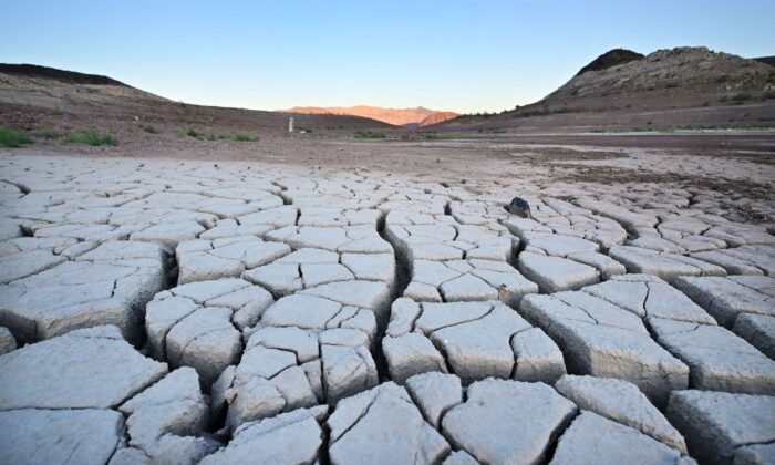 Un lecho de lago seco y agrietado en el Lago Mead, afectado por la sequía, en Boulder City, Nevada, el 15 de septiembre de 2022. (Frederic J. Brown/AFP vía Getty Images)