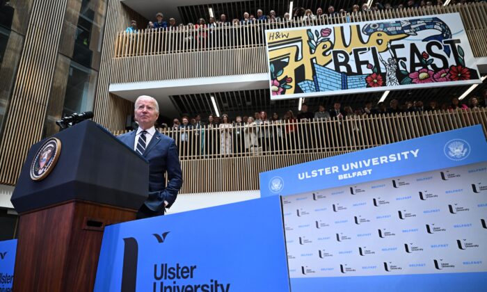 El presidente de Estados Unidos, Joe Biden, pronuncia un discurso sobre desarrollo empresarial en la Universidad de Ulster, en Belfast, el 12 de abril de 2023. (Jim Watson/AFP vía Getty Images)
