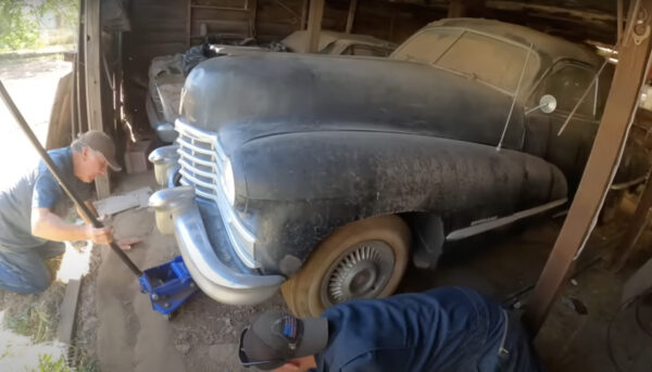 Harry saca el Cadillac 1946 de su padre del almacén donde había estado durante 50 años. (Cortesía de Jerry Heasley)