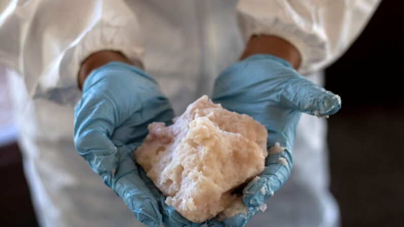 Un experto del Ejército Mexicano muestra pasta de metanfetamina en un laboratorio clandestino cerca del poblado de la Rumorosa en Tecate, estado de Baja California, México, el 28 de agosto de 2018. (Guillermo Arias/AFP vía Getty Images)