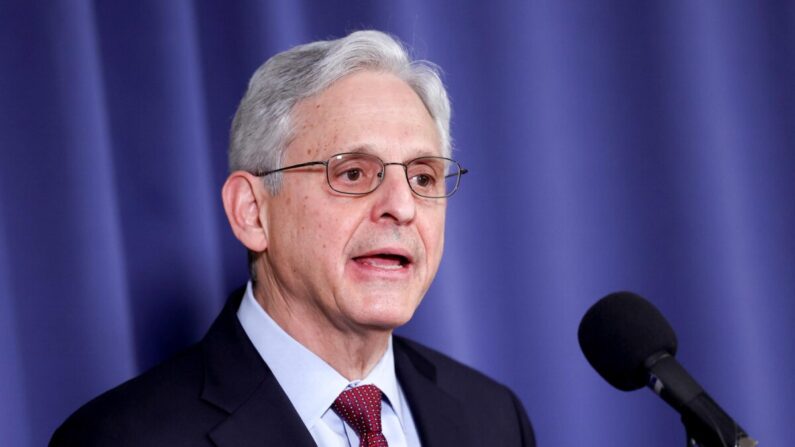 El fiscal general de EE.UU., Merrick Garland, pronuncia un discurso en un acto conmemorativo del 60 aniversario de la decisión del Tribunal Supremo en el caso Gideon contra Wainwright, en el Club Nacional de Prensa el 16 de marzo de 2023 en Washington, DC. (Kevin Dietsch/Getty Images)