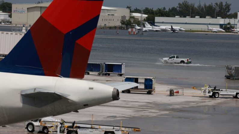 Los aviones permanecen en sus puertas tras el cierre del Aeropuerto Internacional Fort Lauderdale-Hollywood debido a la inundación de las pistas el 13 de abril de 2023 en Fort Lauderdale, Florida. (Joe Raedle/Getty Images)