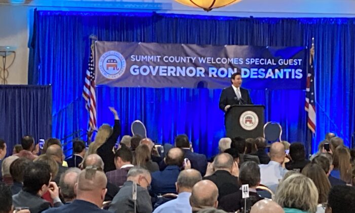 El gobernador de Florida, Ron DeSantis, habla ante una multitud de 700 personas en el Desayuno del Día de Lincoln del Partido Republicano, del Condado de Summit, el 13 de abril de 2023. (Janice Hisle/The Epoch Times)