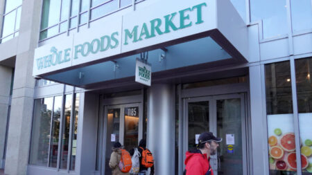 Whole Foods anuncia despidos de empleados corporativos y reestructuración