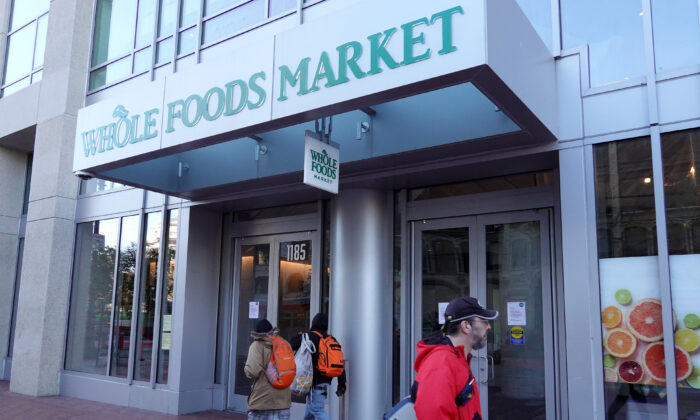 Los peatones caminan frente a una tienda cerrada de Whole Foods en San Francisco, el 12 de abril de 2023. (Justin Sullivan/Getty Images)