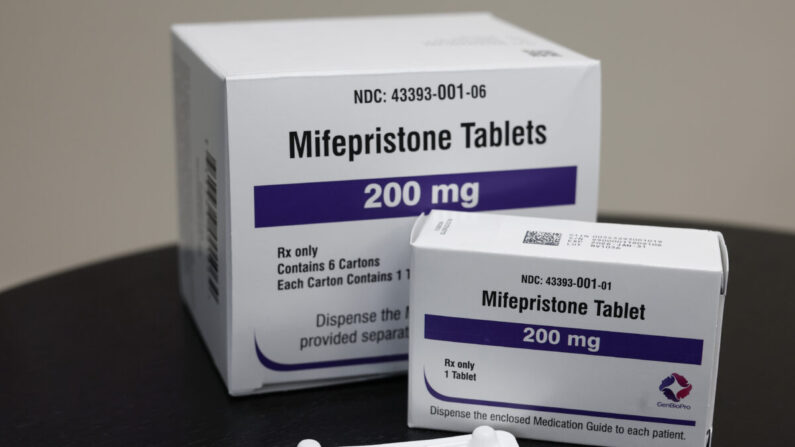 Paquetes de comprimidos de Mifepristona expuestos en Rockville, Maryland, el 13 de abril de 2023. (Anna Moneymaker/Getty Images)
