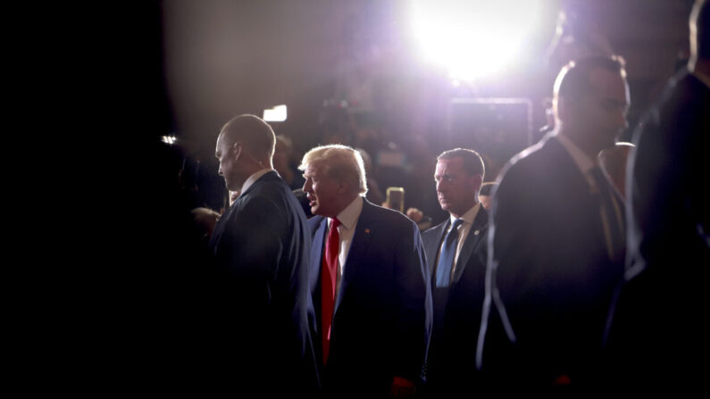 El expresidente de Estados Unidos Donald Trump saluda a sus seguidores a su llegada a un evento en Mar-a-Lago en West Palm Beach, Florida, el 4 de abril de 2023. (Joe Raedle/Getty Images)
