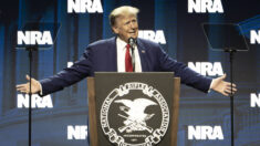 Trump pide guardias de seguridad armados en «todas las escuelas» de EEUU en la conferencia de la NRA