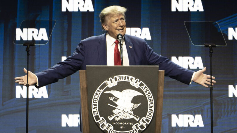 El expresidente Donald J. Trump habla en la Asociación Nacional del Rifle en Indianápolis, Indiana, el 14 de abril de 2023. (Madalina Vasiliu/The Epoch Times)
