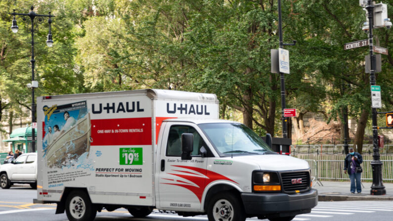 Una furgoneta U-Haul circula por Manhattan, Nueva York, el 14 de septiembre de 2020. (Chung I Ho/The Epoch Times)