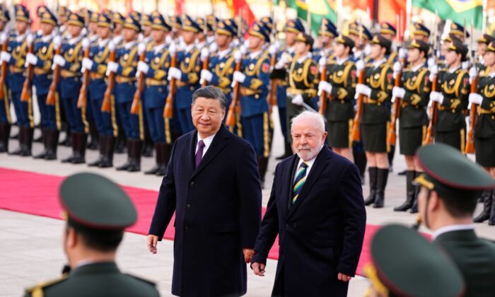 El presidente brasileño Luiz Inacio Lula da Silva (der.) inspecciona una guardia de honor con el líder chino Xi Jinping durante una ceremonia de bienvenida celebrada frente al Gran Salón del Pueblo, en Beijing, China, el 14 de abril de 2023. (Ken Ishii/Pool/Getty Images)
