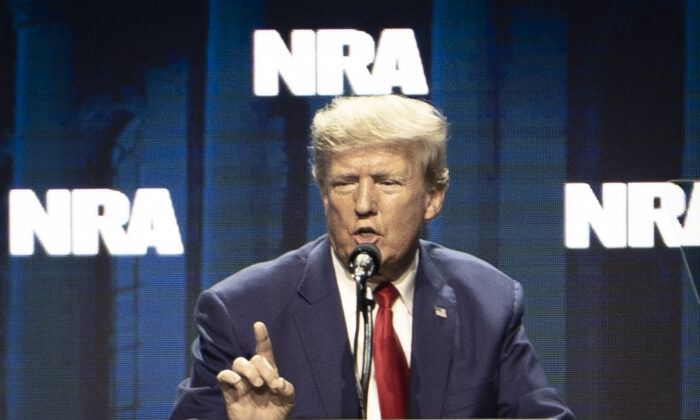 El expresidente Donald J. Trump habla en la Asociación Nacional del Rifle en Indianápolis, Indiana, el 14 de abril de 2023. (Madalina Vasiliu/The Epoch Times)