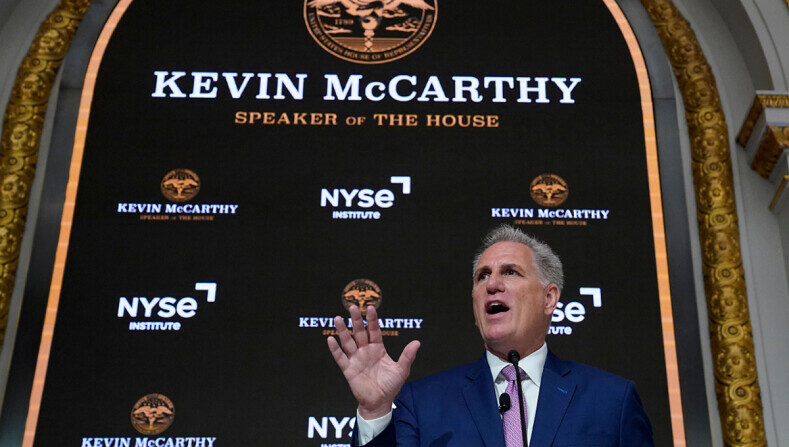 El presidente de la Cámara de Representantes, Kevin McCarthy, pronuncia un discurso sobre la economía en la Bolsa de Nueva York (NYSE), el 17 de abril de 2023. (Timothy A. Clary /AFP vía Getty Images)
