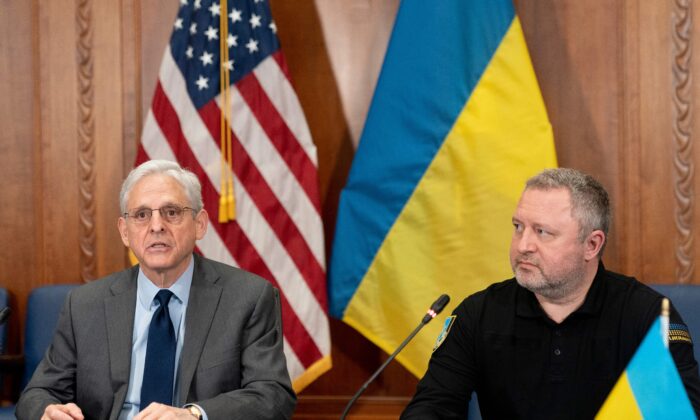 El fiscal general Merrick Garland se reúne con el fiscal general ucraniano Andriy Kostin (Der.) en el Departamento de Justicia en Washington, el 17 de abril de 2023. (Stefani Reynolds/AFP vía Getty Images)
