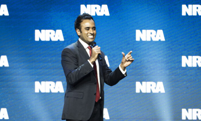 El candidato presidencial republicano Vivek Ramaswamy habla en la convención anual de la Asociación Nacional del Rifle en Indianápolis, Indiana, el 14 de abril de 2023. (Madalina Vasiliu/The Epoch Times)