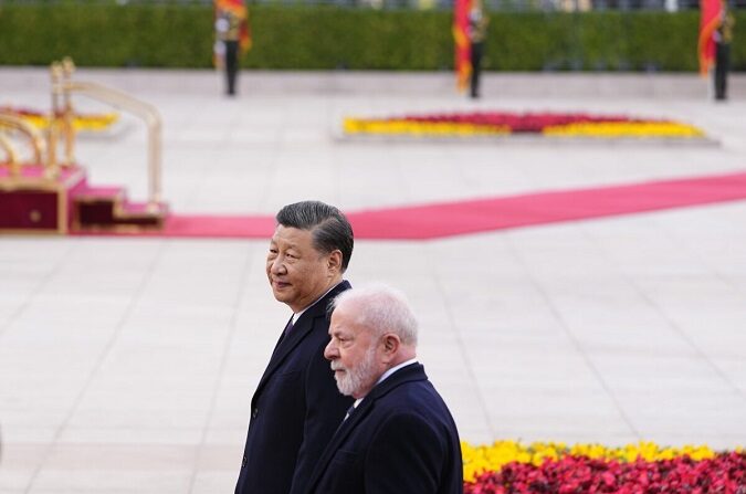 El presidente brasileño Luiz Inacio Lula da Silva (D) y el líder chino Xi Jinping caminan durante una ceremonia de bienvenida celebrada en el exterior del Gran Salón del Pueblo, en Beijing, el 14 de abril de 2023. (Ken Ishii/Pool/Getty Images)