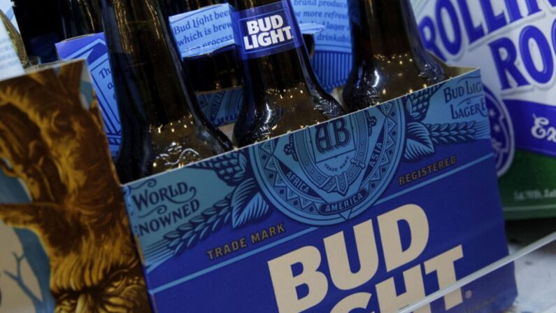 Six Pack de Bud Light en un estante para la venta de una tienda en la ciudad de Nueva York, el 26 de julio de 2018. (Drew Angerer/Getty Images)
