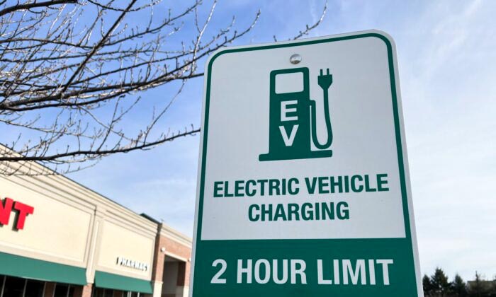 Estacionamiento de vehículos eléctricos en una tienda de comestibles de Mount Joy, Pensilvania, en febrero de 2023. (Beth Brelje/The Epoch Times)
