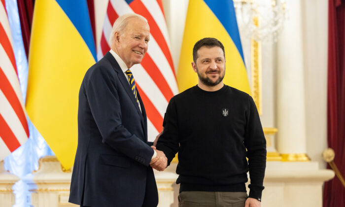 El presidente de EE.UU., Joe Biden, se reúne con el presidente de Ucrania, Volodímir Zelenski, en el palacio presidencial de Ucrania, en Kiev, Ucrania, el 20 de febrero de 2023. (Oficina de Prensa Presidencial de Ucrania a través de Getty Images)