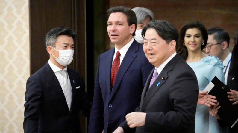 El gobernador de Florida, Ron DeSantis (C), y el ministro de Asuntos Exteriores japonés, Yoshimasa Hayashi (D), son escoltados al lugar de su reunión en la Casa de Huéspedes Iikura en Tokio el 24 de abril de 2023. (EUGENE HOSHIKO/POOL/AFP vía Getty Images)