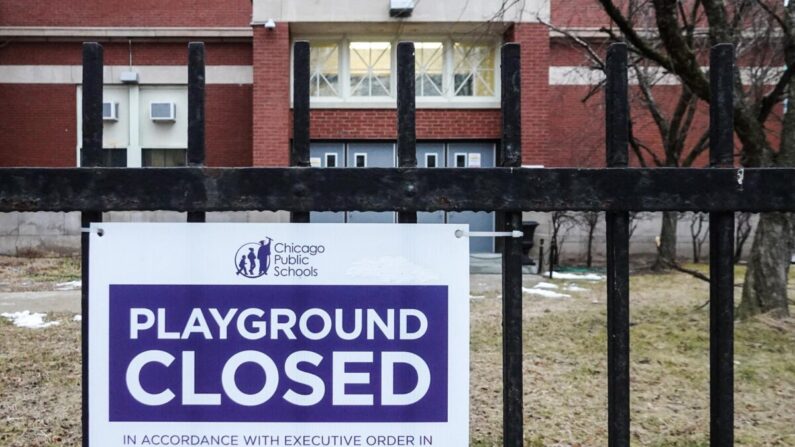Un cartel fuera de la Escuela Primaria Columbus avisa a los visitantes que el patio ha sido cerrado el 25 de enero de 2021 en Chicago, Illinois. (Scott Olson/Getty Images)