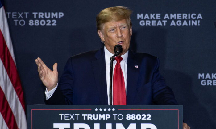 El expresidente estadounidense Donald Trump habla durante un mitin de Make America Great Again en Manchester, N.H., el 27 de abril de 2023. (Joseph Prezioso/AFP vía Getty Images)