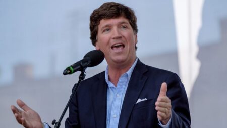 Las opiniones de Tucker Carlson sobre el COVID-19