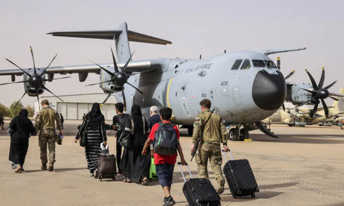 Ciudadanos británicos abordan un avión de la RAF en Jartum, Sudán, el 26 de abril de 2023. (UK Ministry of Defence vía Getty Images)