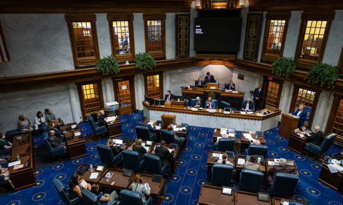 Senadores del Estado de Indiana se reúnen en la cámara del Senado en el edificio del Capitolio del Estado de Indiana en Indianápolis, Indiana, el 25 de julio de 2022. (Jon Cherry/Getty Images)