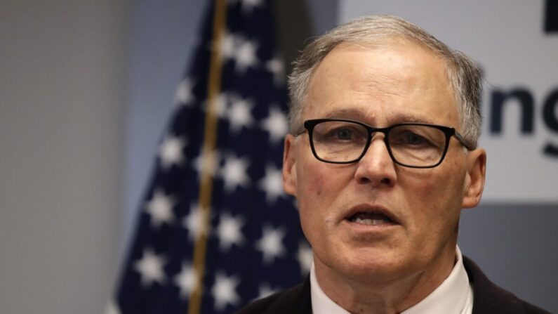 El gobernador del estado de Washington, Jay Inslee, habla con la prensa en Seattle el 16 de marzo de 2020. (Elaine Thompson/Getty Images)
