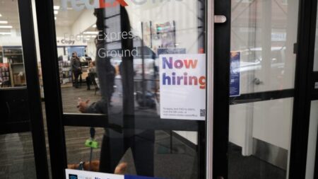 Ofertas de empleo suben en agosto mientras las altas tasas de interés preocupan a los inversores