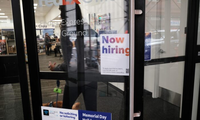 Un cartel de "se está contratando" en una tienda de Manhattan en Nueva York, el 6 de mayo de 2022. (Spencer Platt/Getty Images)