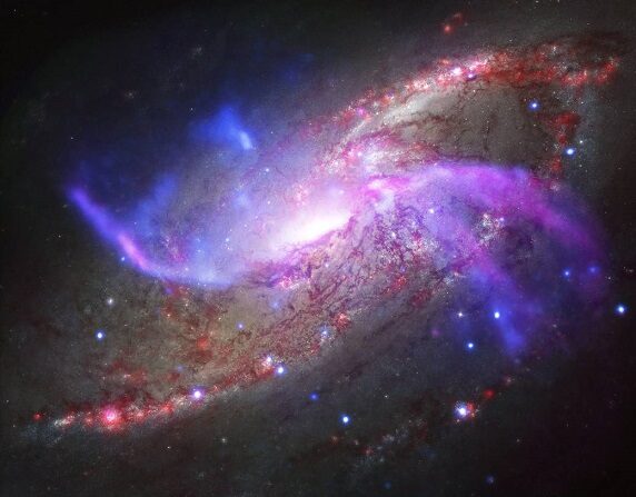 Una galaxia a unos 23 millones de años luz de distancia. (NASA)