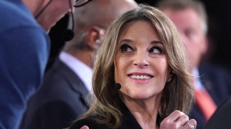 La candidata presidencial demócrata Marianne Williamson se prepara para una entrevista televisiva después del Debate Presidencial Demócrata, en el Fox Theatre, en Detroit, Michigan, el 30 de julio de 2019. (Scott Olson/Getty Images)