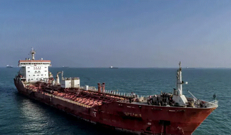 Petrolero incautado por las fuerzas navales iraníes en el puerto del Golfo de Bandar Abbas, en el sur de Irán, el 31 de octubre de 2022. (IRNA/AFP vía Getty Images)