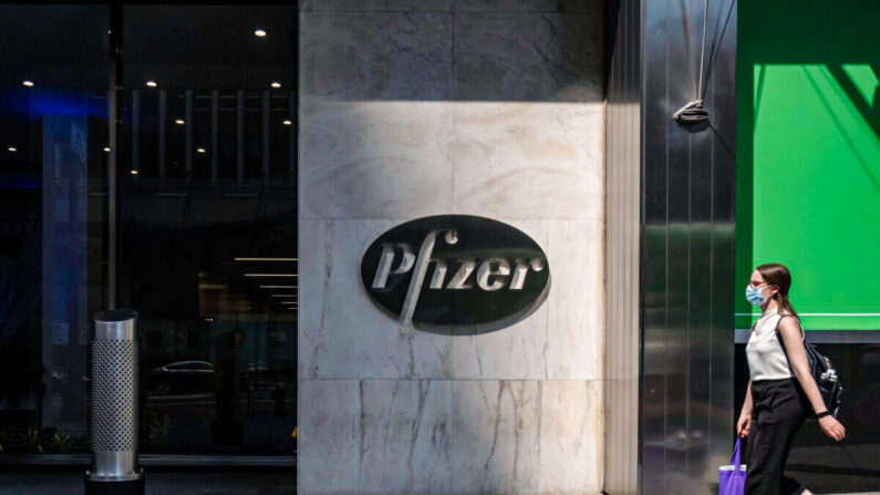Un peatón camina junto a la sede de Pfizer en Nueva York en una fotografía de archivo. (Jeenah Moon/Getty Images)