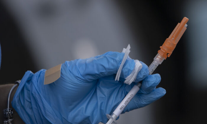Un trabajador de la salud se prepara para administrar una vacuna contra COVID-19 de Pfizer en Miami, Florida, en una imagen de archivo. (Joe Raedle/Getty Images)