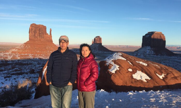 Zhou Deyong y You Ling en Monument Valley, en el condado de Navajo, Arizona, en enero de 2020. (Cortesía de Zhou You)