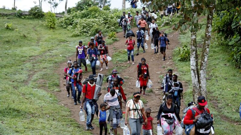 Fotografía de archivo que muestra a migrantes haitianos en su camino hacia Panamá por el Tapón del Darién, en Acandi (Colombia). EFE/Mauricio Dueñas Castañeda