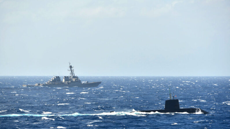 El submarino de la Fuerza de Autodefensa Marítima de Japón y un destructor de la Marina de EE.UU. fotografiados en su primer simulacro antisubmarino conjunto, en el Mar de China Meridional, el 16 de noviembre de 2021. (Fuerza de Autodefensa Marítima de Japón)
