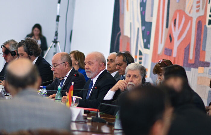 El presidente de Brasil, Luiz Inácio Lula da Silva, habla durante la cumbre suramericana este martes, en el palacio de Itamaraty, sede de la cancillería brasileña, en Brasilia, Brasil, el 30 de mayo de 2023. EFE/ André Borges