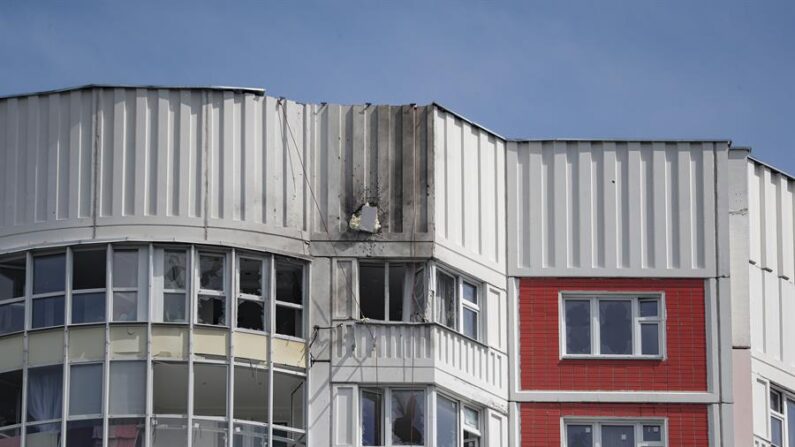 Un apartamento dañado en un edificio de viviendas tras un ataque con un avión no tripulado en Moscú, Rusia, 30 de mayo de 2023. (EFE/EPA/MAXIM SHIPENKOV)