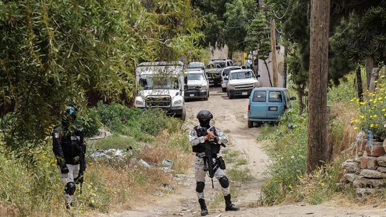 Miembros de la Guardia Nacional vigilan hoy el área donde localizaron un narcotúnel, en la ciudad de Tijuana, Baja California (México). EFE/Joebeth Terriquez
