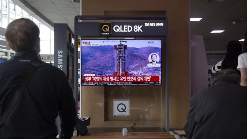 La gente ve las noticias en una estación en Seúl, Corea del Sur, sobre el lanzamiento por Corea del Norte de un satélite espía militar, en la madrugada del 31 de mayo de 2023. EFE/EPA/Jeon Heon-Kyun