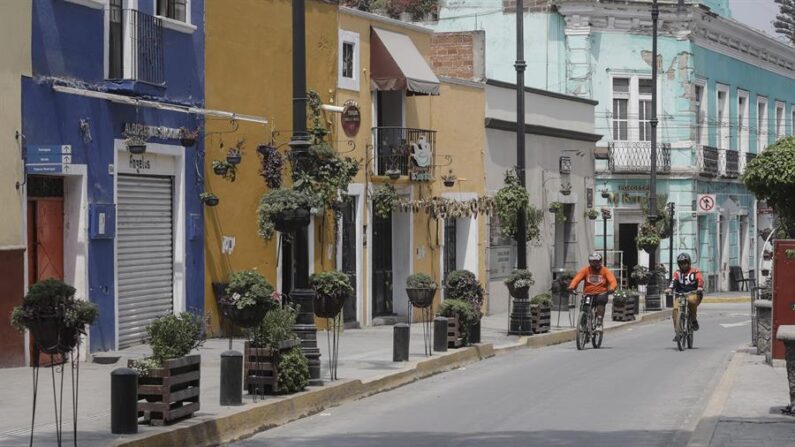 Fotografía de calles con poca afluencia debido a las exhalaciones del volcán Popocatépetl el 24 de mayo de 2023, en el municipio de Atlixco, Puebla (México). EFE/Hilda Ríos