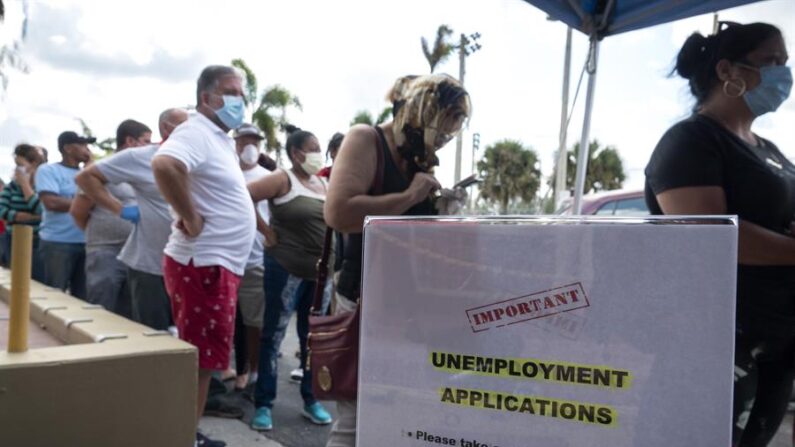 Personas hacen fila para recibir la aplicación de subsidio por desempleo en Hialeah, Florida (EE.UU.), en una fotografía de archivo. EFE/Cristóbal Herrera-Ulashkevich
