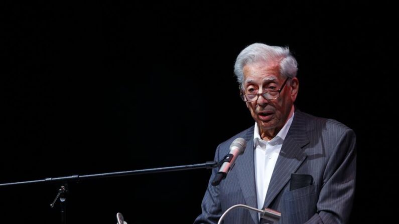 El escritor peruano Mario Vargas Llosa, Nobel de Literatura 2010, habla hoy durante la inauguración de la V Bienal que lleva su nombre, en la ciudad de Guadalajara, Jalisco (México). EFE/Francisco Guasco
