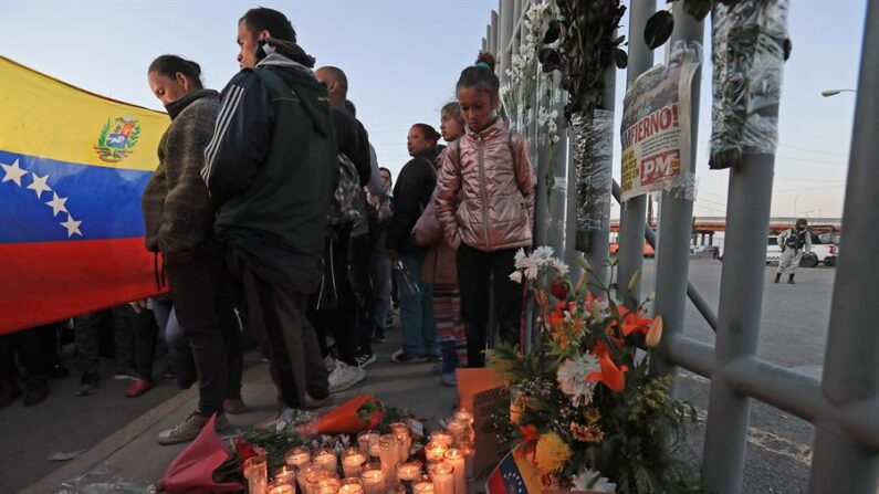 Grupo de migrantes y familiares de personas fallecidas por un incendio realizan una vigilia en memoria de las 38 víctimas, frente al Instituto Nacional de Migración (INM), 28 de marzo de 2023 en Ciudad Juárez, en el estado de Chihuahua (México). EFE/Luis Torres
